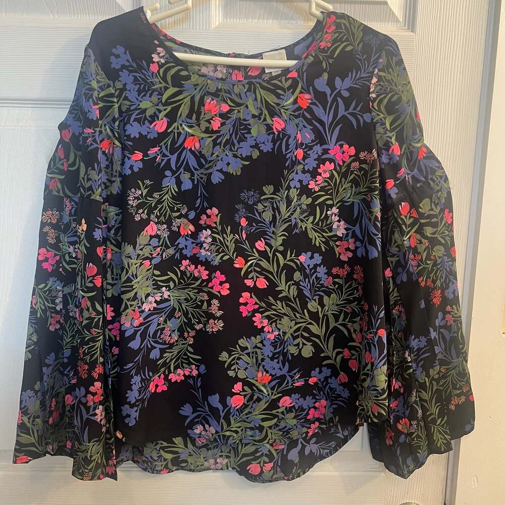 Cupio Floral Button Back Bell Sleeve Top Size Large Officewear Dark Floral Flowy